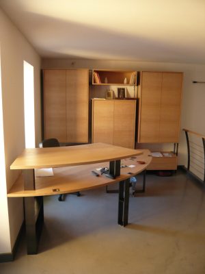 aménagement de bureau avec table en courbe