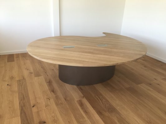bureau en forme de goutte. Assemblage bois et métal